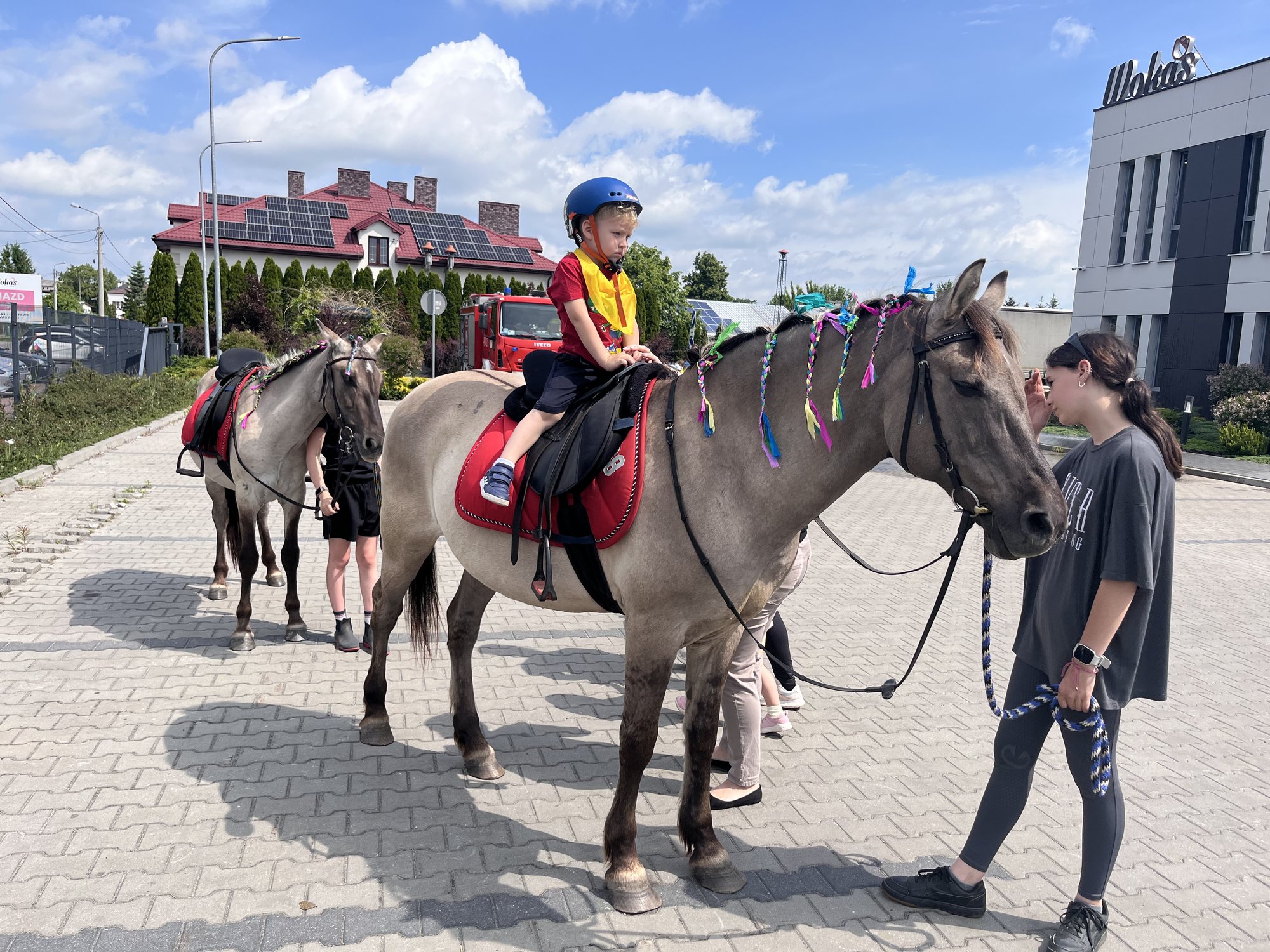 Dziecko na koniu – bezpieczna jazda konna dla dzieci